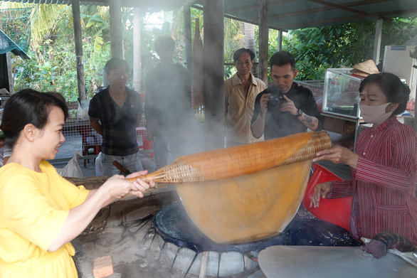 The ground rice is molded into round sheets, which are later steamed. Photo: T.Luy / Tuoi Tre