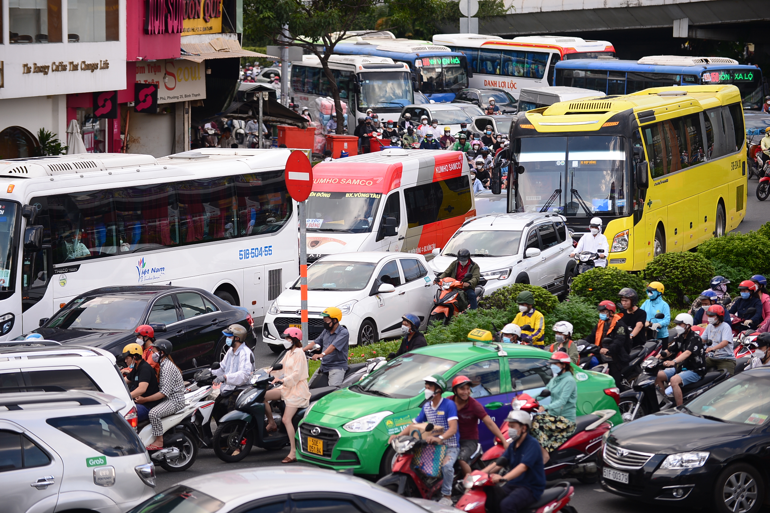 A serious traffic jam along the route leading to Mien Dong (Eastern) Bus Station in Ho Chi Minh City. Photo: Quang Dinh / Tuoi Tre