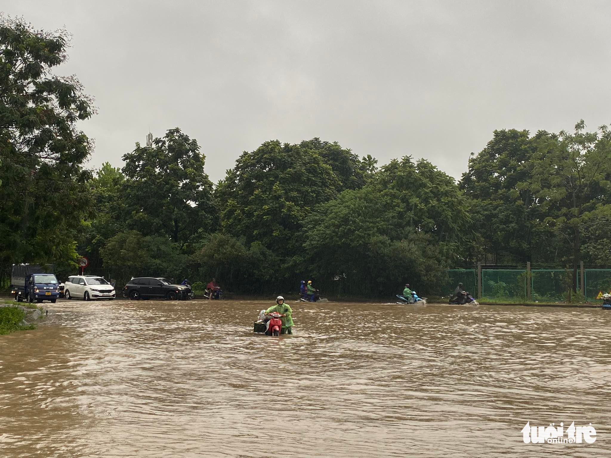 Serious flooding on Thang Long Avenue in Hanoi, August 12, 2022. Photo: Thanh Chung / Tuoi Tre