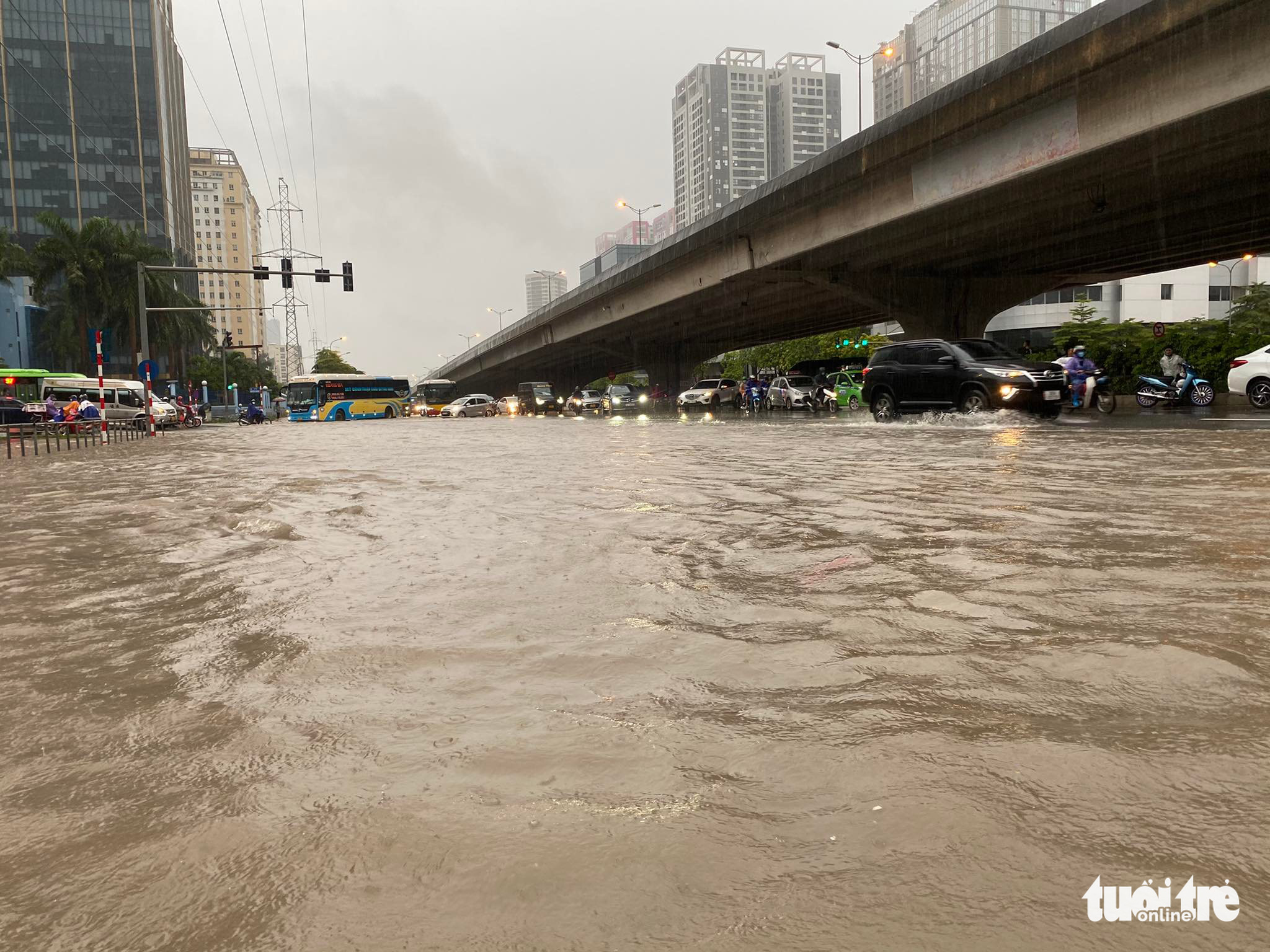 A street in Hanoi is inundated on August 12, 2022. Photo: Nguyen Bao / Tuoi Tre