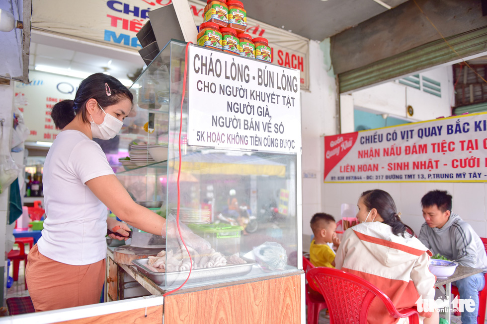Free or VND5,000 bowls of porridge warm the hearts of the disadvantaged in Ho Chi Minh City amid rising goods prices. Photo: Ngoc Phuong / Tuoi Tre