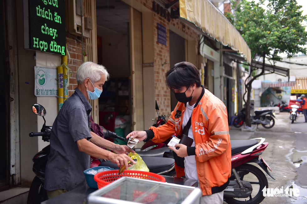At budget eateries, customers with high or low income can pay the same price. Photo: Ngoc Phuong / Tuoi Tre 
