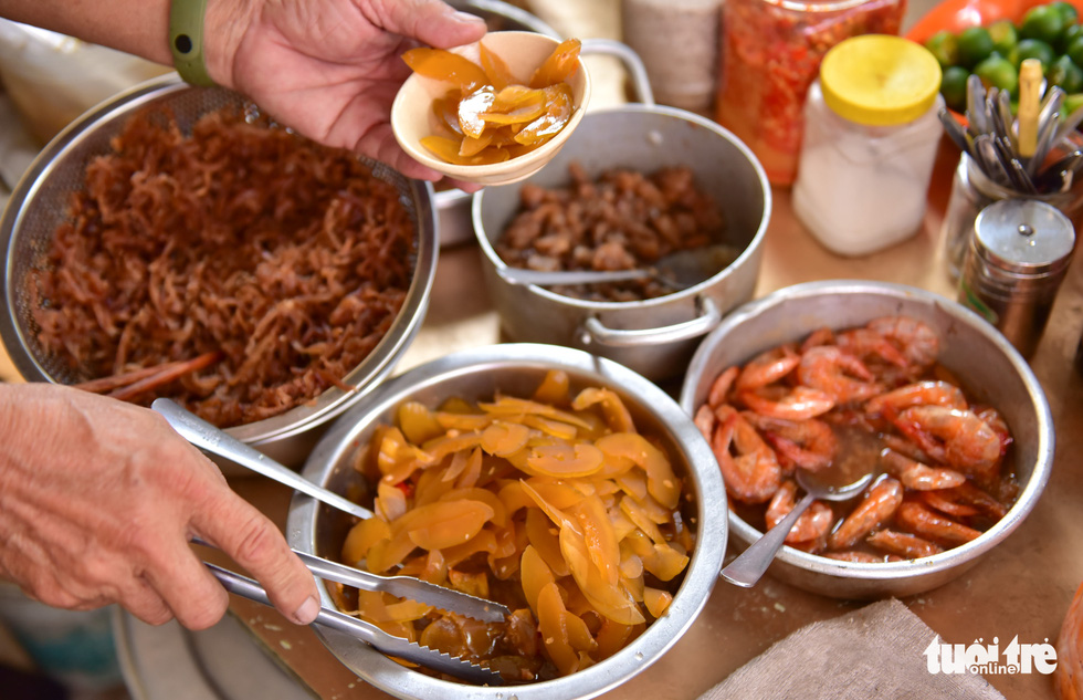 Apart from porridge as the main dish, Thai Cong Minh’s eatery also serves side dishes such as radish stir-fried with pickles and fish sauce, dried fish, Vietnamese caramelized fish sauce dip, and salted eggs. Photo: Ngoc Phuong/ Tuoi Tre