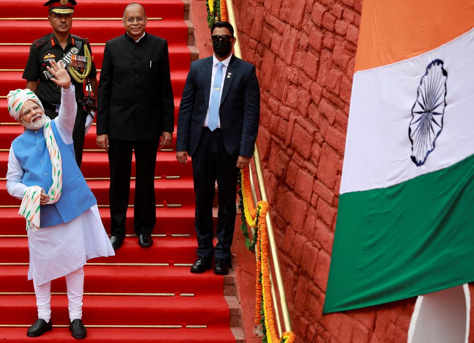 Indian Prime Minister Narendra Modi waves as he leaves after addressing the nation during Independence Day celebrations at the historic Red Fort in Delhi, India, August 15, 2022. Photo: Reuters