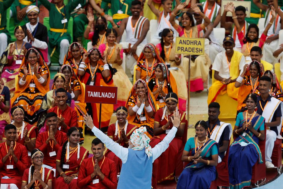Indian Prime Minister Narendra Modi meets with folk artists after addressing the nation during Independence Day celebrations at the historic Red Fort in Delhi, India, August 15, 2022. Photo: Reuters