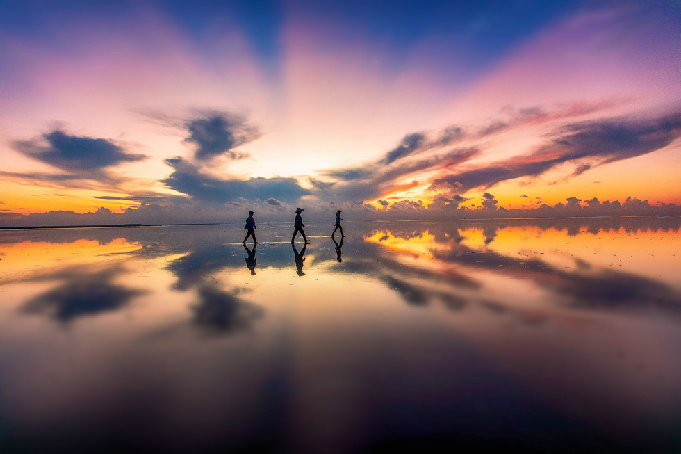Locals hunt clams at Thuy Xuan Beach, Thai Thuy District, Thai Binh Province, northern Vietnam. Photo: Doan Ngoc Anh / Tuoi Tre