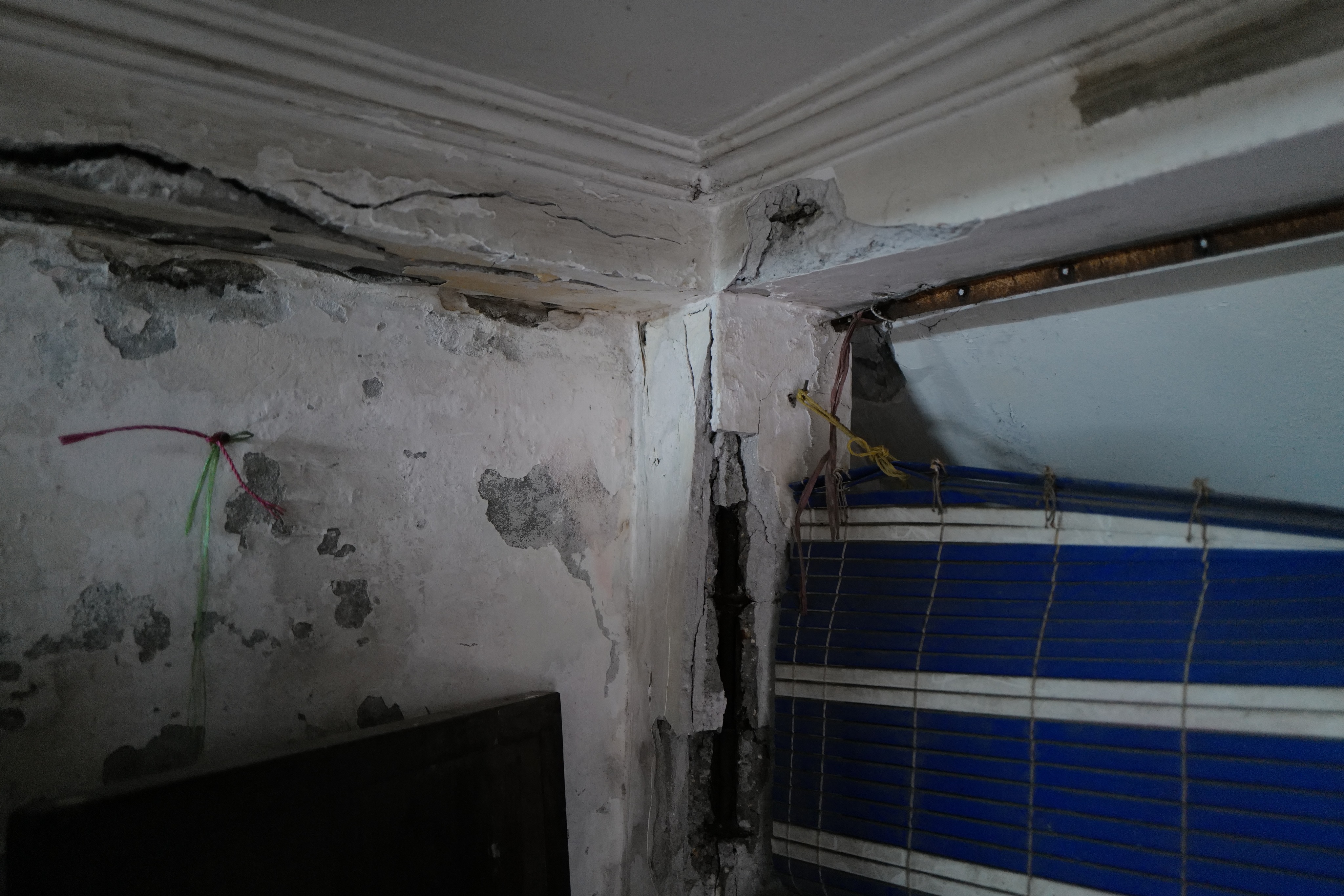 Cracks show on a wall inside Nguyen Thi Bich's house at 431 Kim Ma Street in Ba Dinh District, Hanoi. Photo: Pham Tuan / Tuoi Tre