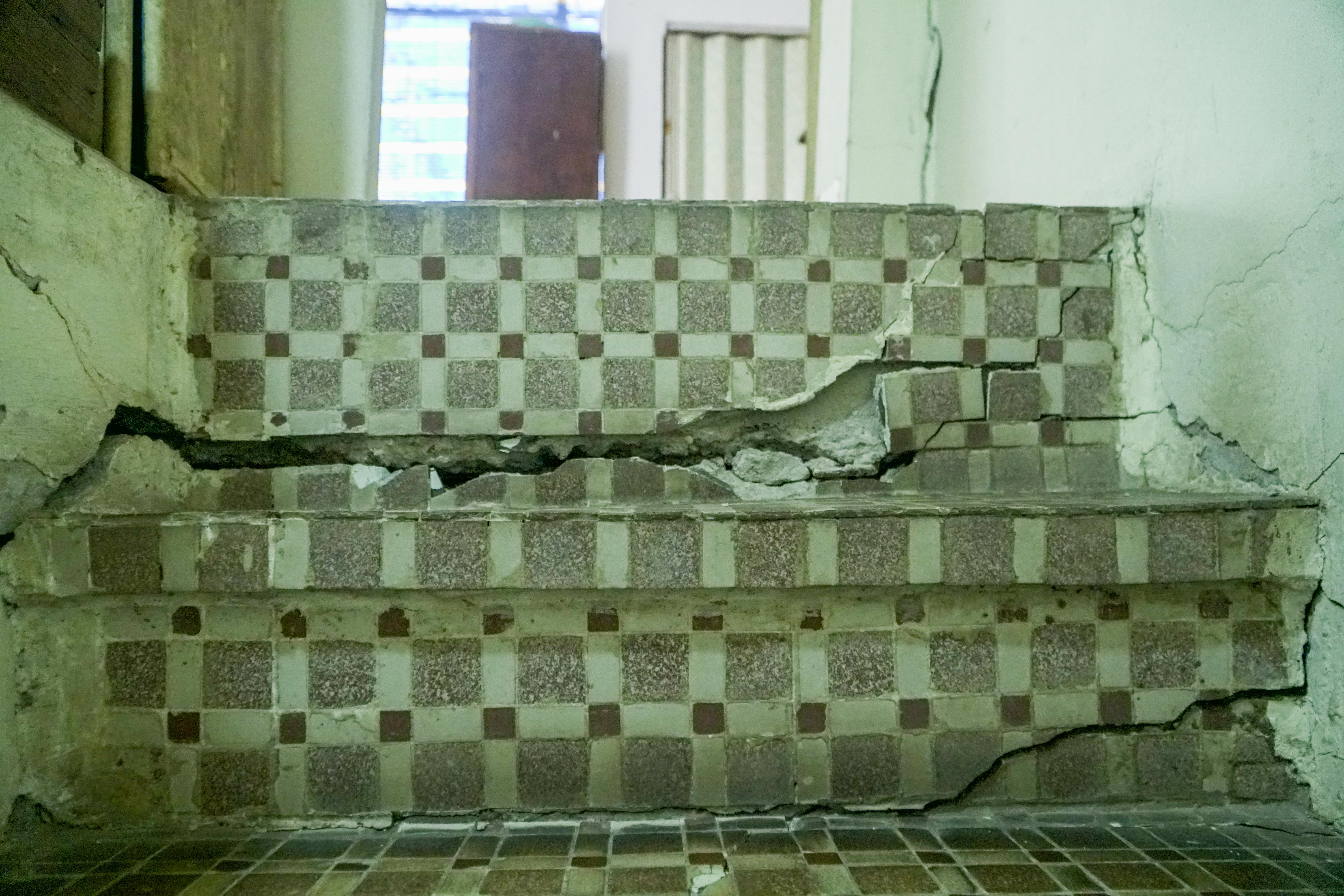 Cracks shows on a stair at Le Huu Da's house at 15 down Alley 51 on Quoc Tu Giam Street in Dong Da District, Hanoi. Photo: Pham Tuan / Tuoi Tre