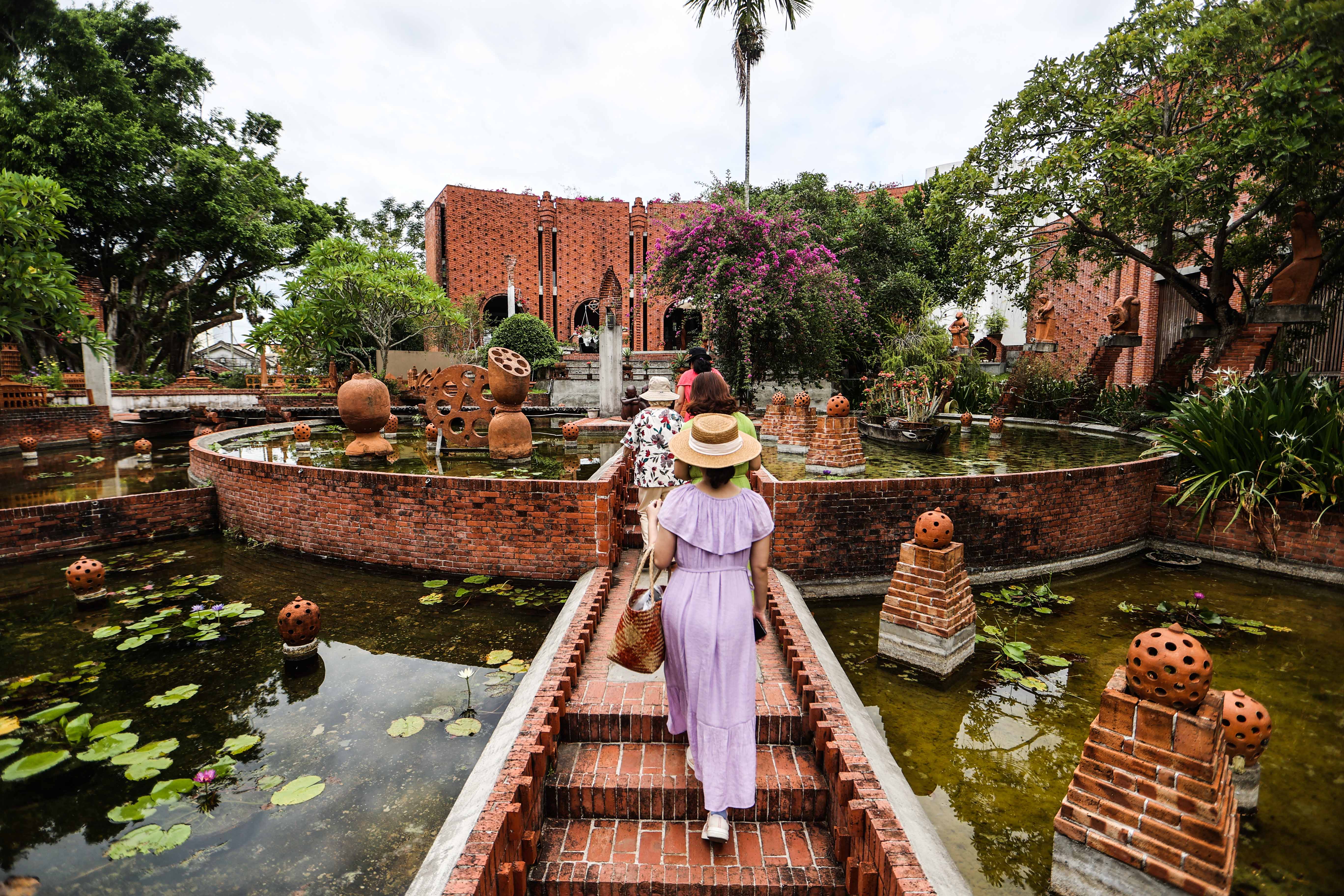 Tourists visit Thanh Ha Pottery Park. Photo: Nguyen Khanh / Tuoi Tre