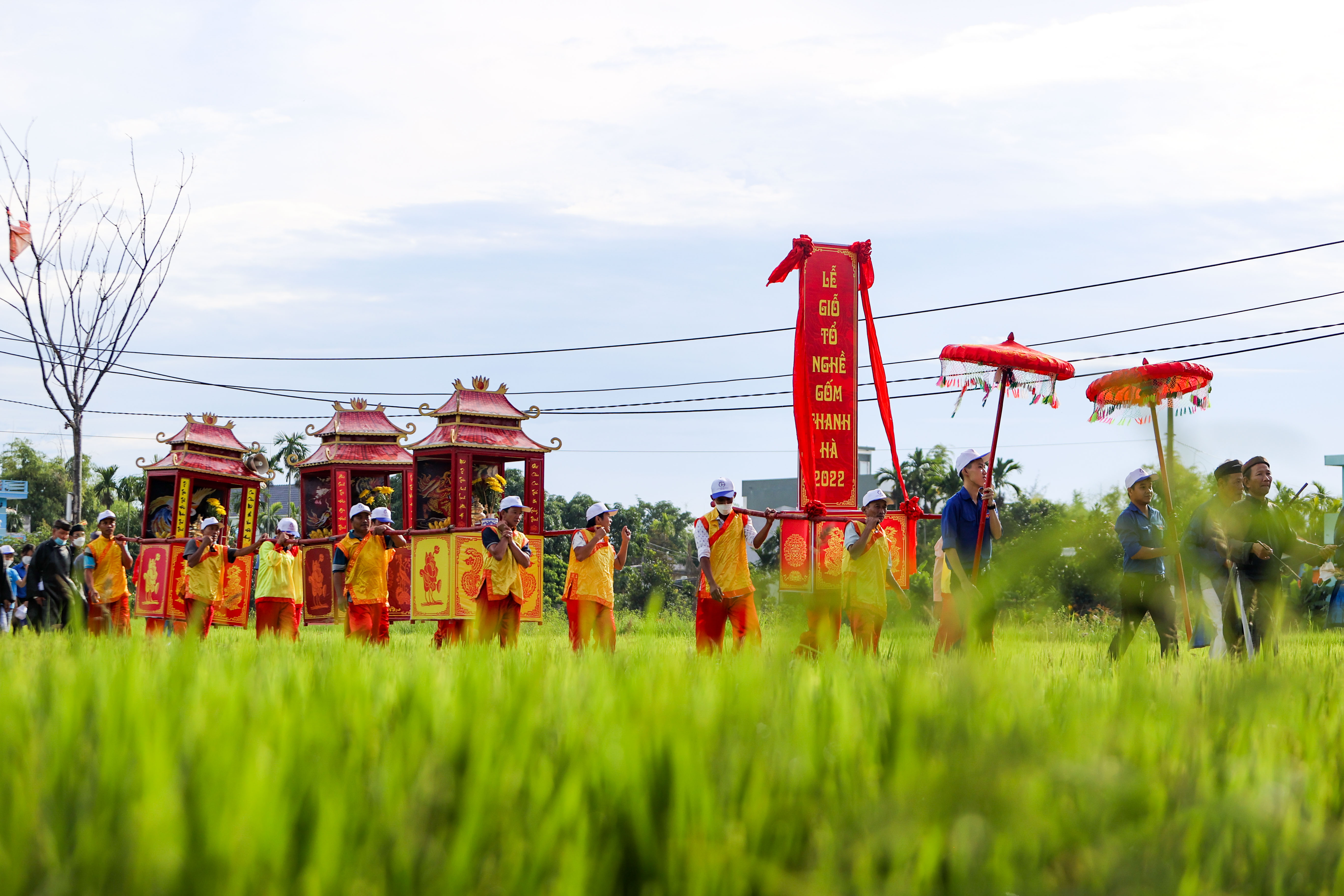 Thanh Ha pottery profession commemoration is celebrated on the 10th day of the seventh lunar month. Photo: Nguyen Khanh / Tuoi Tre