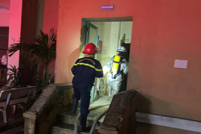 Fire prevention and fighting police officers enter the building to assist the victims in Hanoi, August 21, 2022. Photo: Anh Dung / Tuoi Tre