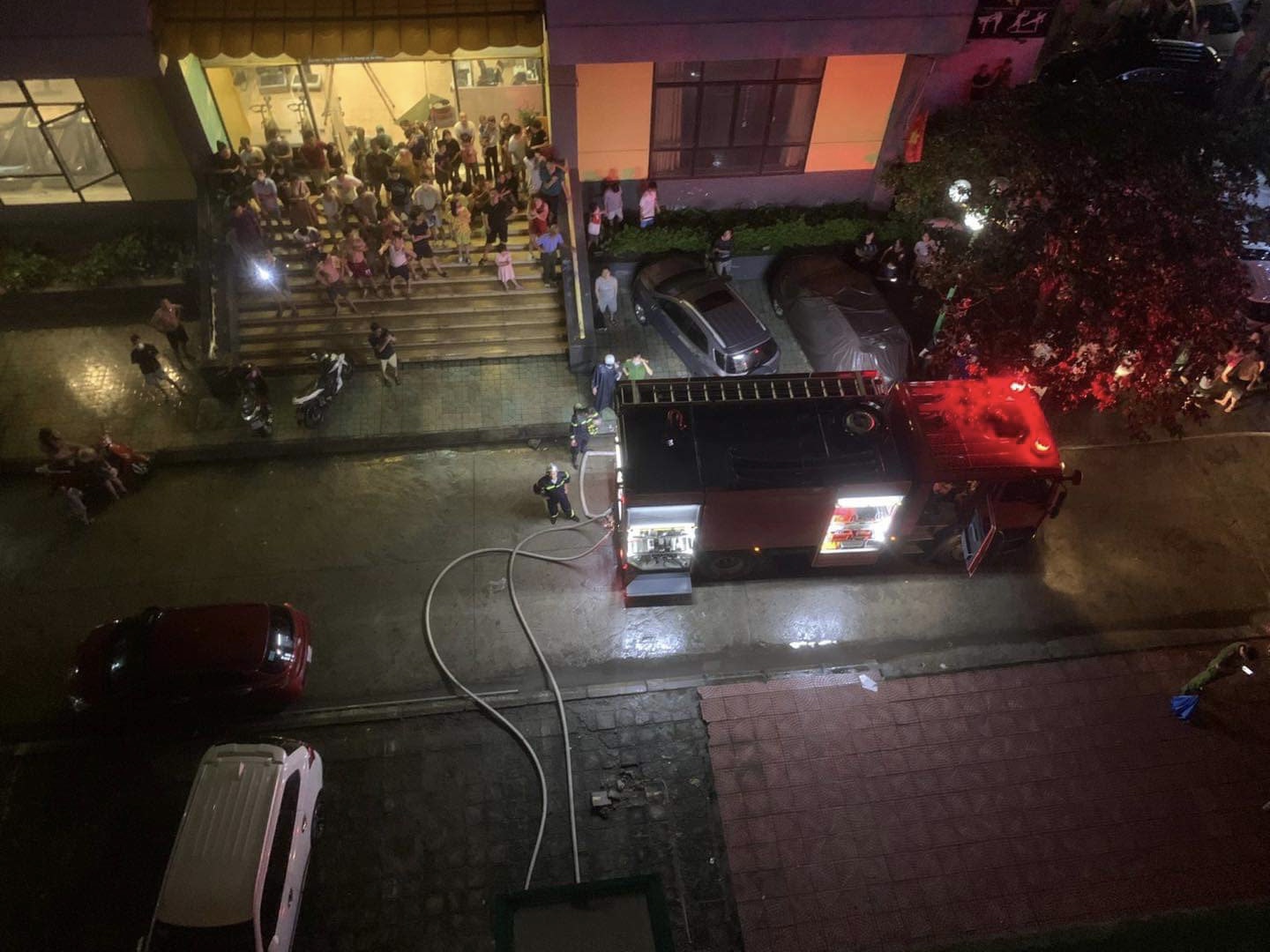 Local residents run outside after the fire broke out at NOCT Apartment Building in Nam Tu Liem District, Hanoi, August 21, 2022. Photo: Anh Dung / Tuoi Tre