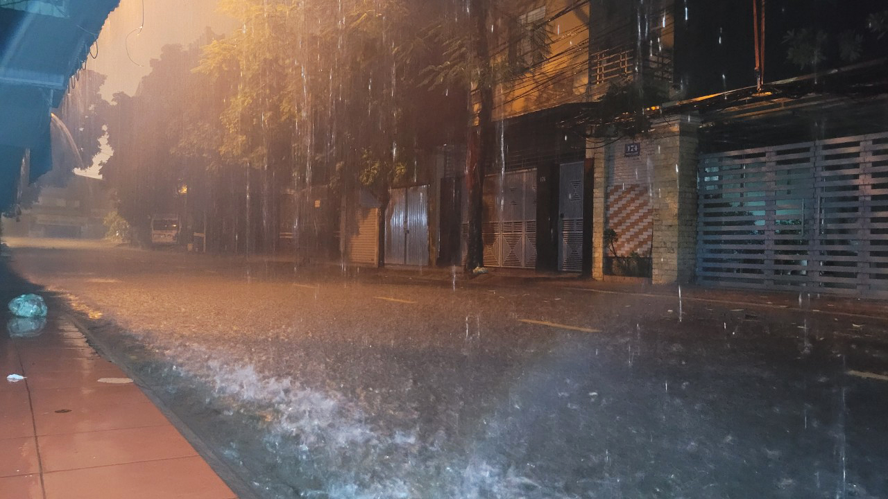 Heavy rain lashes Hai Phong City, Vietnam, August 25, 2022. Photo:Tien Thang / Tuoi Tre