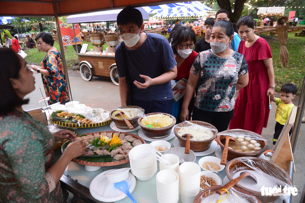 Diners visit a sweet dessert stall at Le hoi Van hoa am thuc, mon ngon 2022 in Van Thanh Tourist Park, Binh Thanh District, Ho Chi Minh City, on August 25, 2022. Photo: Quang Dinh / Tuoi Tre