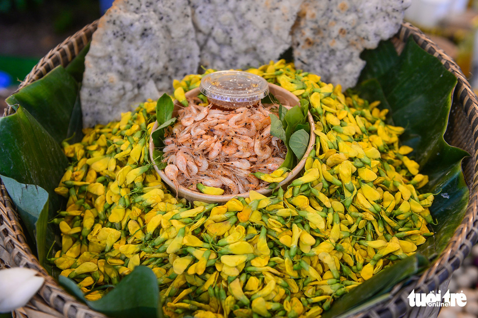 An Egyptian river hemp flower salad at Le hoi Van hoa am thuc, mon ngon 2022 in Van Thanh Tourist Park, Binh Thanh District, Ho Chi Minh City, on August 25, 2022. Photo: Quang Dinh / Tuoi Tre