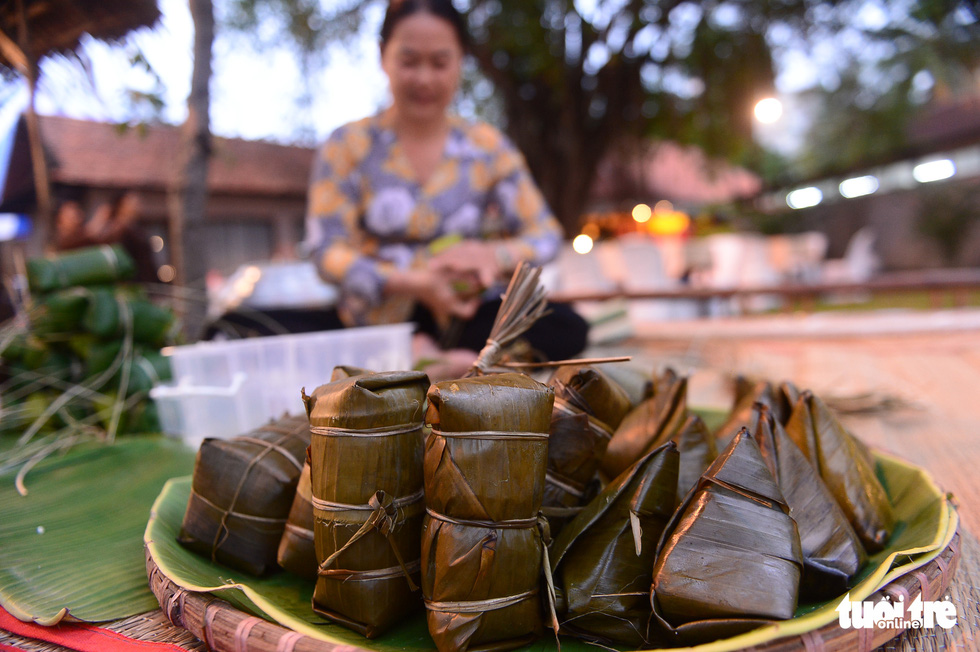 Traditional Vietnamese cakes wrapped in banana leaves at Le hoi Van hoa am thuc, mon ngon 2022 in Van Thanh Tourist Park, Binh Thanh District, Ho Chi Minh City, on August 25, 2022. Photo: Quang Dinh / Tuoi Tre