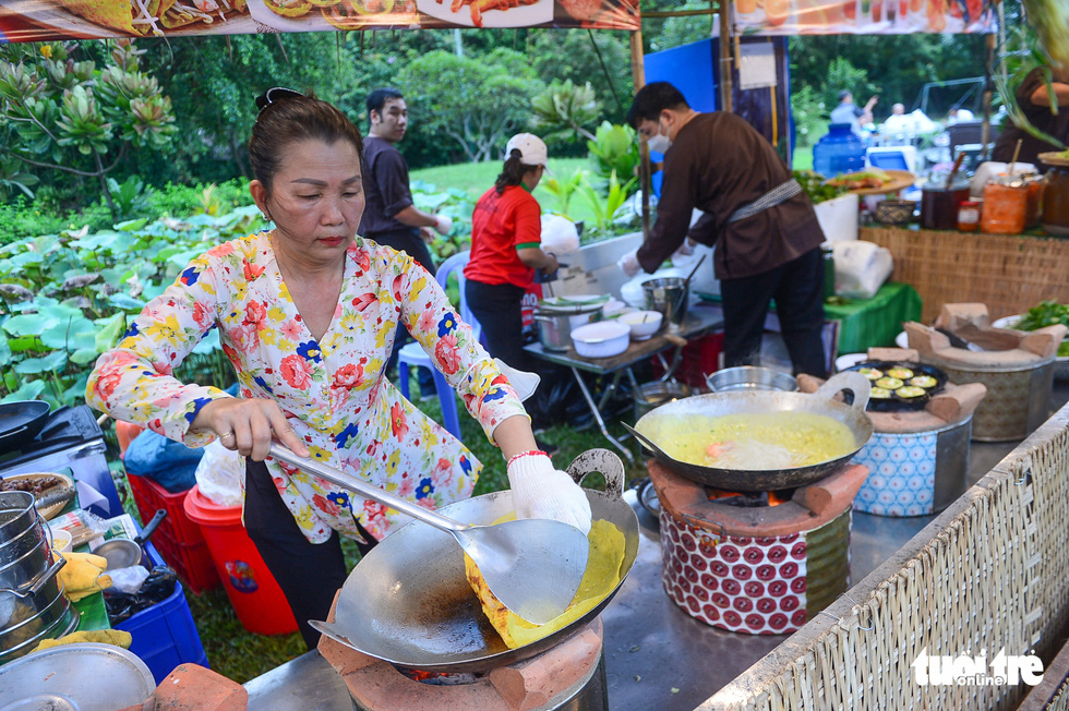 A cook prepares banh xeo (Vietnamese savory crepes) at Le hoi Van hoa am thuc, mon ngon 2022 in Van Thanh Tourist Park, Binh Thanh District, Ho Chi Minh City, on August 25, 2022. Photo: Quang Dinh / Tuoi Tre