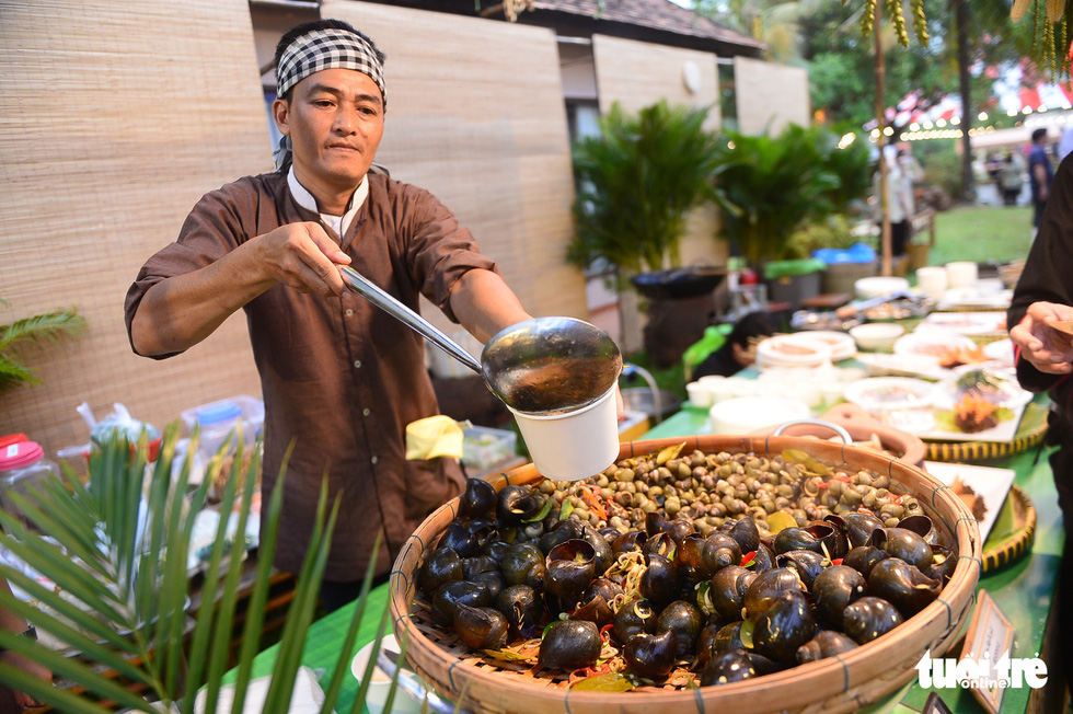 A chef prepares steamed snails at Le hoi Van hoa am thuc, mon ngon 2022 in Van Thanh Tourist Park, Binh Thanh District, Ho Chi Minh City, on August 25, 2022. Photo: Quang Dinh / Tuoi Tre
