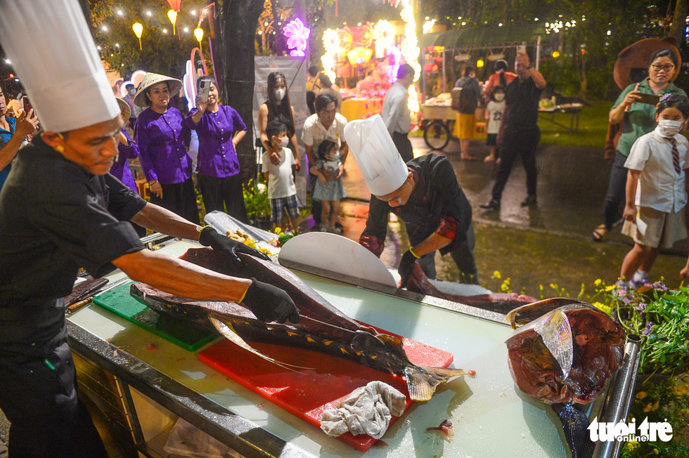 Chefs slice tuna caught in south-central Phu Yen Province at Le hoi Van hoa am thuc, mon ngon 2022 in Van Thanh Tourist Park, Binh Thanh District, Ho Chi Minh City, on August 25, 2022. Photo: Quang Dinh / Tuoi Tre