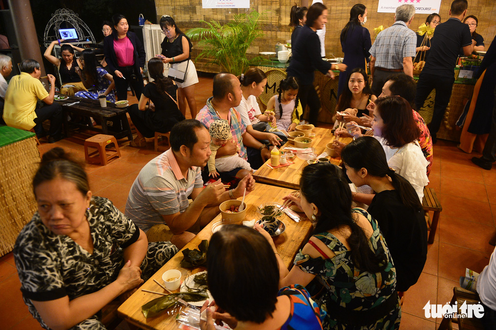 Visitors crowd Le hoi Van hoa am thuc, mon ngon 2022 in Van Thanh Tourist Park, Binh Thanh District, Ho Chi Minh City, on August 25, 2022. Photo: Quang Dinh / Tuoi Tre