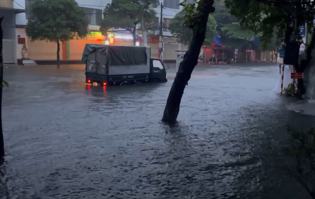 A street is submerged in Phu Tho Province, Vietnam, August 26, 2022. Photo: Cong Khanh / Tuoi Tre