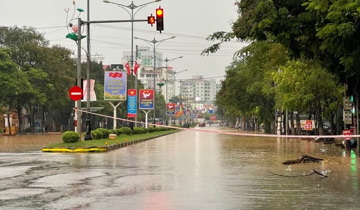 A flooded street is blocked in Vinh Phuc Province, Vietnam, August 26, 2022. Photo: V.Phuc / Tuoi Tre