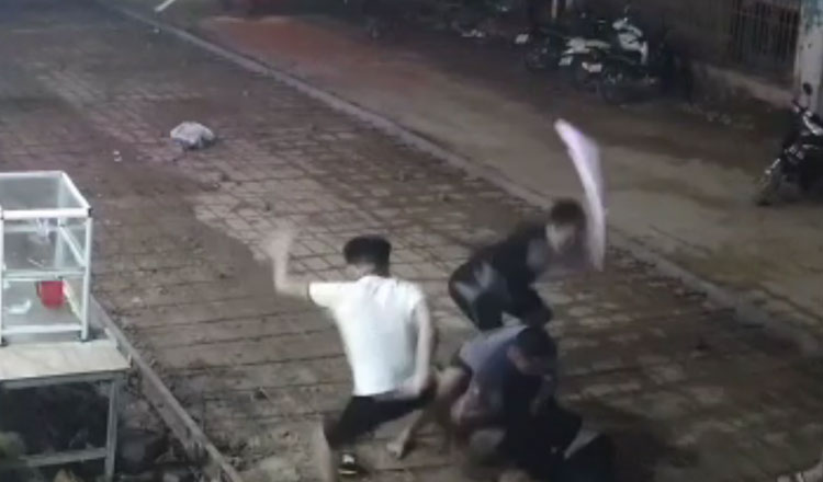 A group of assaulters is seen beating Duong Minteang, a Vietnamese chef, 34, in front of a casino in Bavet City, Cambodia, on early August 26, 2022, in this image. Photo: The Khmer Times