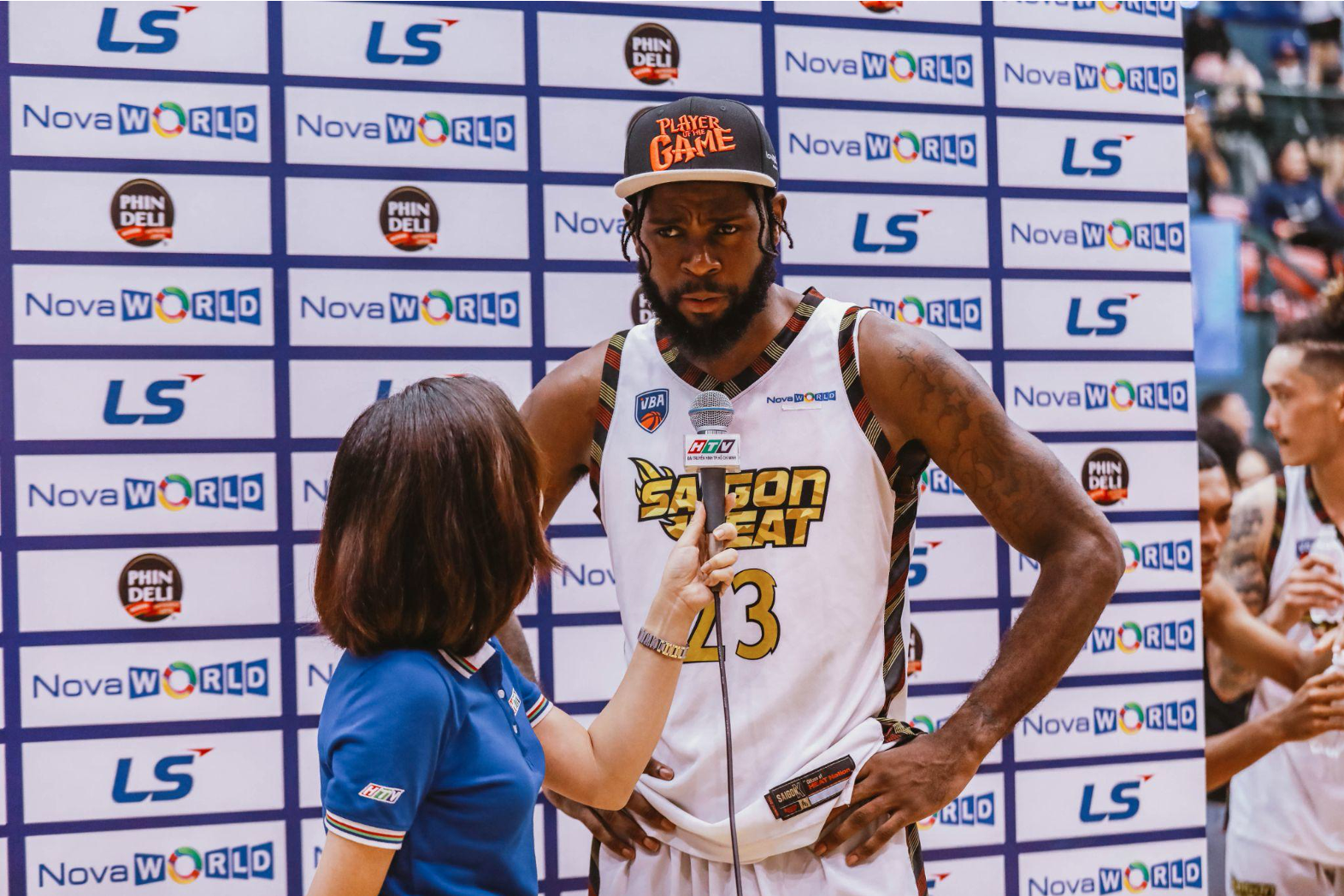 Saigon Heat player Alonzo Stafford talks to a reporter after the match. Photo: VBA