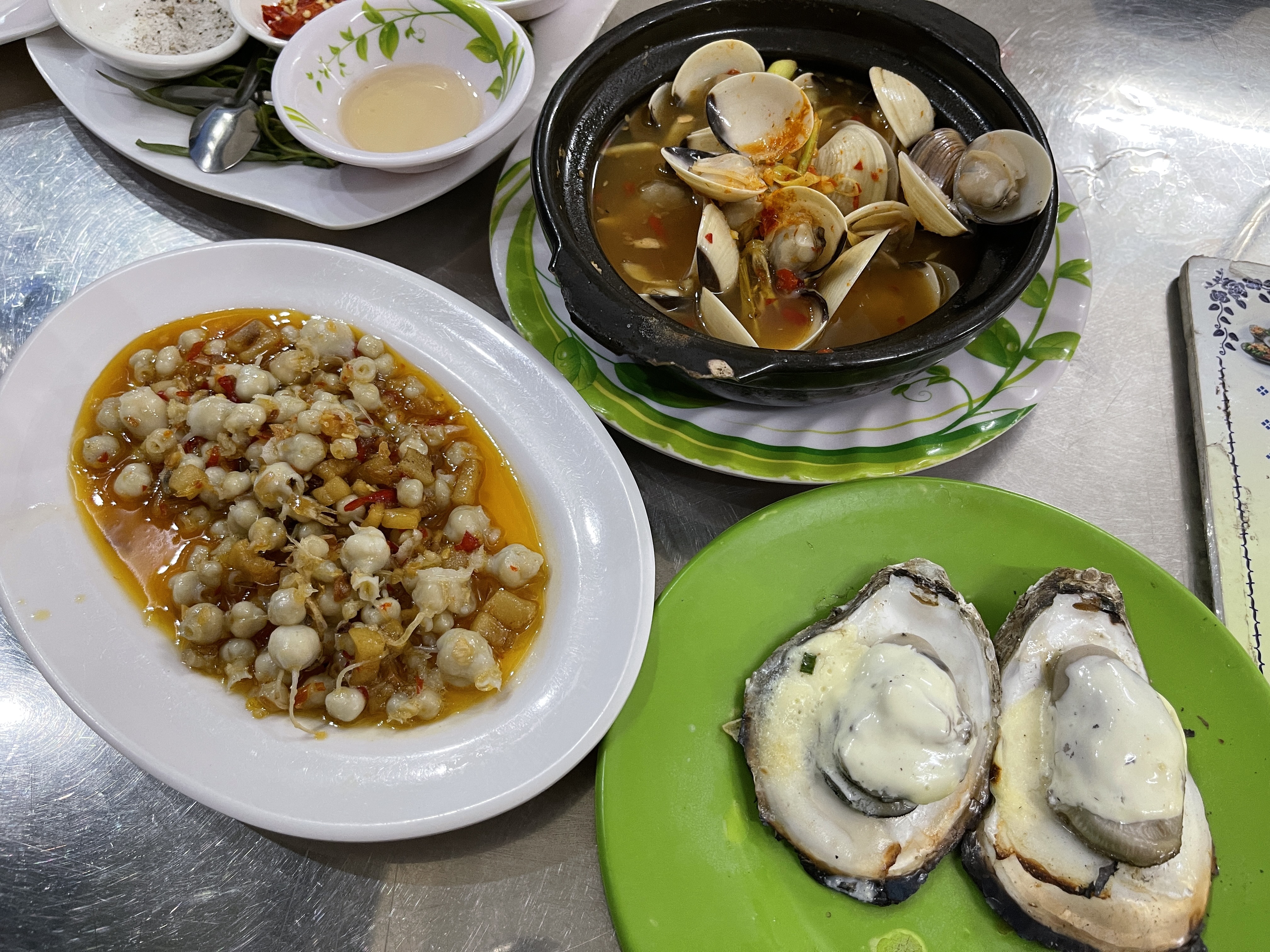 Seafood dishes are served at a snail shop in Phu Nhuan Distirtc, Ho Chi Minh City. Photo: Dong Nguyen / Tuoi Tre News