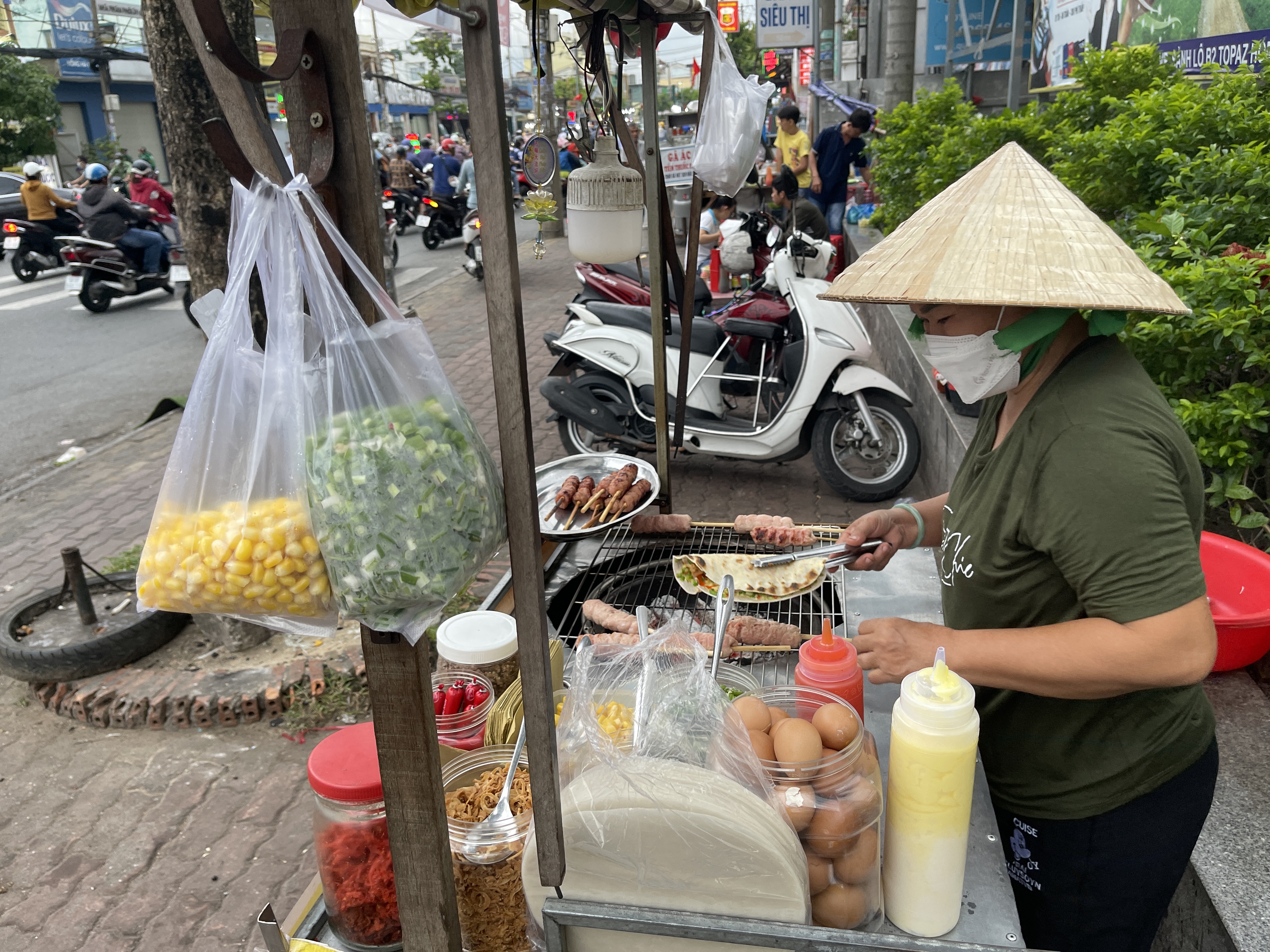 A vendor is making 'bánh tráng nướng,' often known as Vietnamese pizza, on the street in District 12, Ho Chi Minh City. Photo: Dong Nguyen / Tuoi Tre News