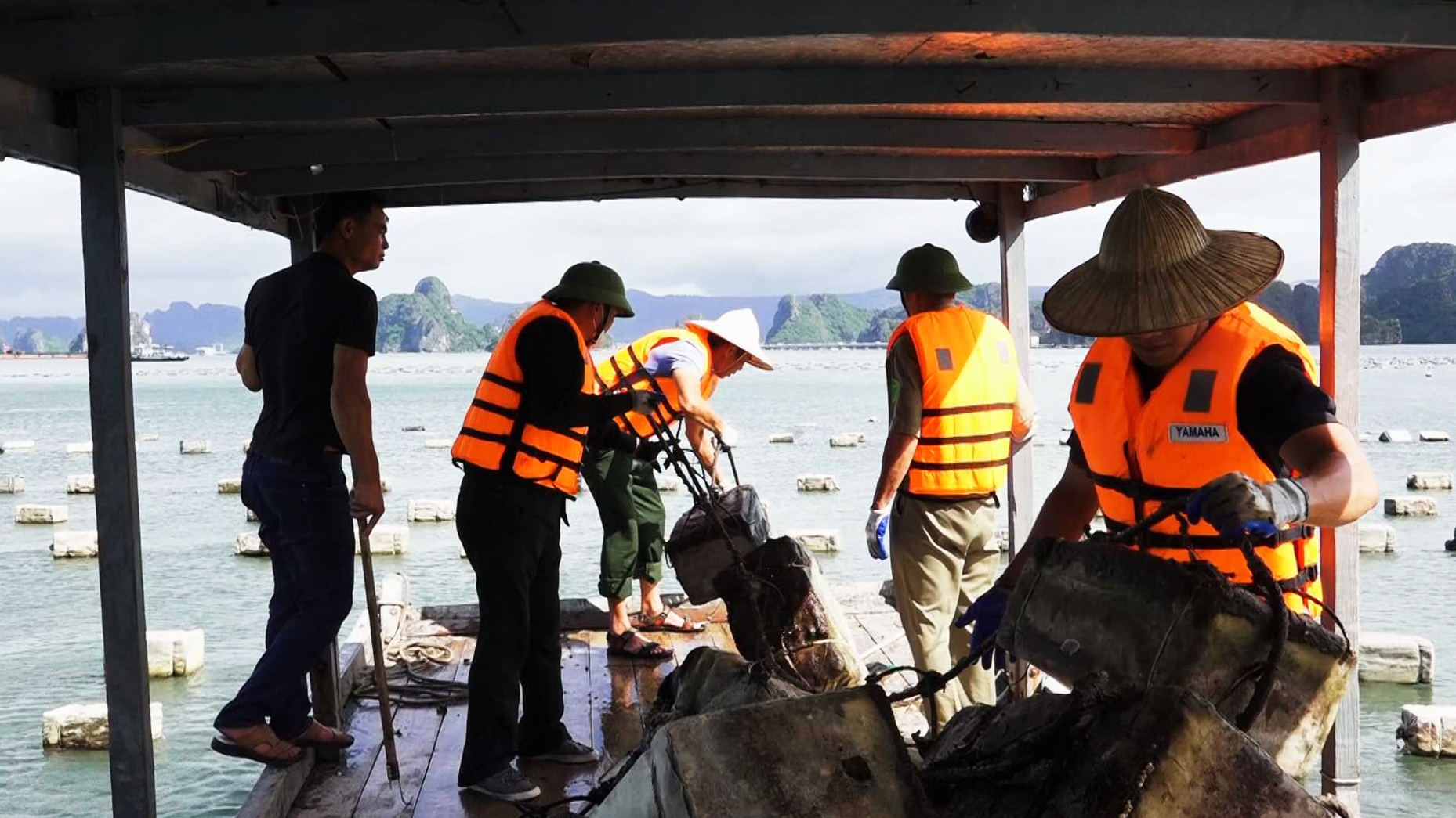 Officers force dismantle an illegal aquaculture raft house in Bai Tu Long Bay, Cam Pha City, Quang Ninh Province, Vietnam. Photo: Duy Tam / Tuoi Tre