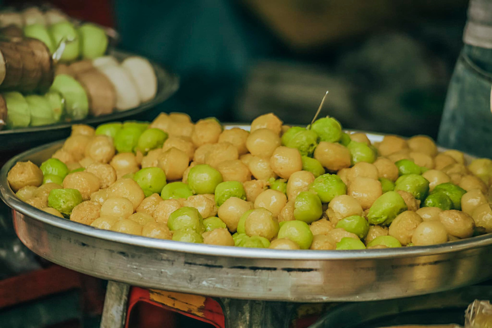 'Banh bo' (Vietnamese steamed rice cake) is seen at Chau Doc Market. Photo: Ky Anh / Tuoi Tre