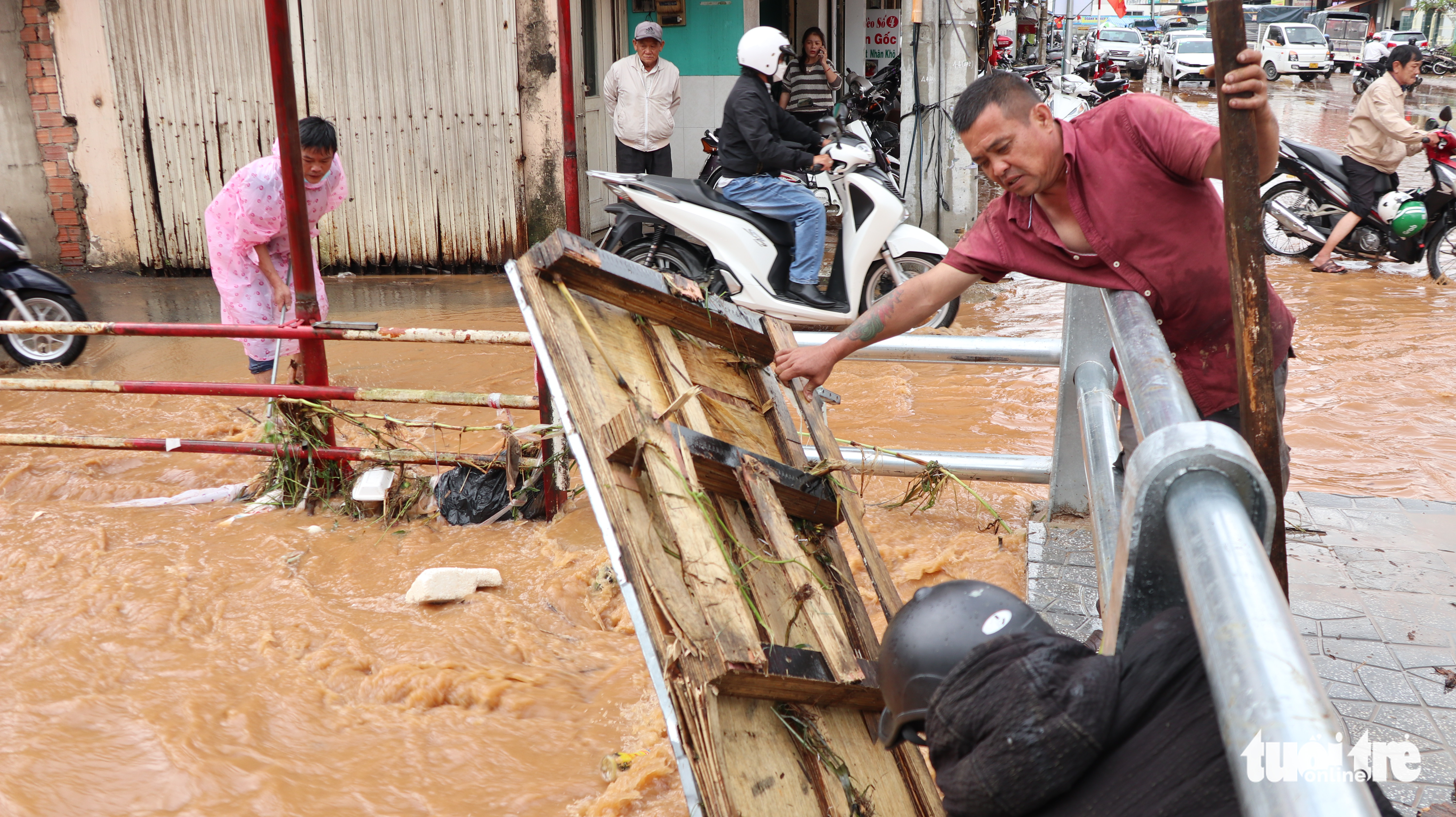 People try to remove trash to clear the flow of Cam Ly stream in Da Lat City, Lam Dong Province, Vietnam, September 1, 2022. Photo: M.V. / Tuoi Tre