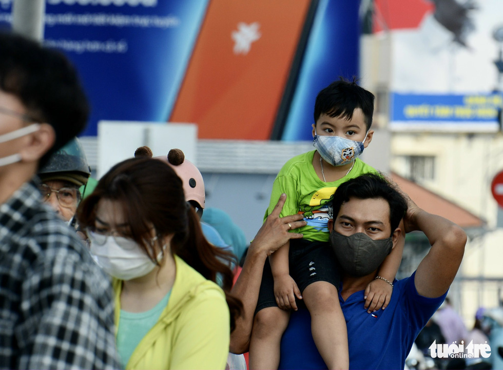 Ho Chi Minh City residents are seen flocking to the city’s central area to watch the release of hot air balloons that pull the Vietnamese national flag on September 2, 2022 in this image. Photo: Tu Trung / Tuoi Tre