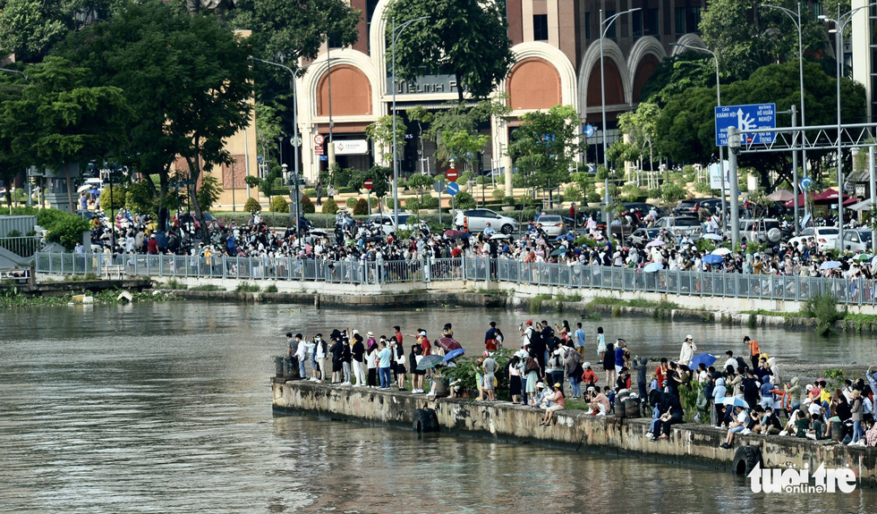 This image shows Bach Dang Wharf Park in Ho Chi Minh City is overcrowded with people watching the release of the Vietnamese national flag into the sky using two hot air balloons on September 2, 2022. Photo: Tu Trung / Tuoi Tre
