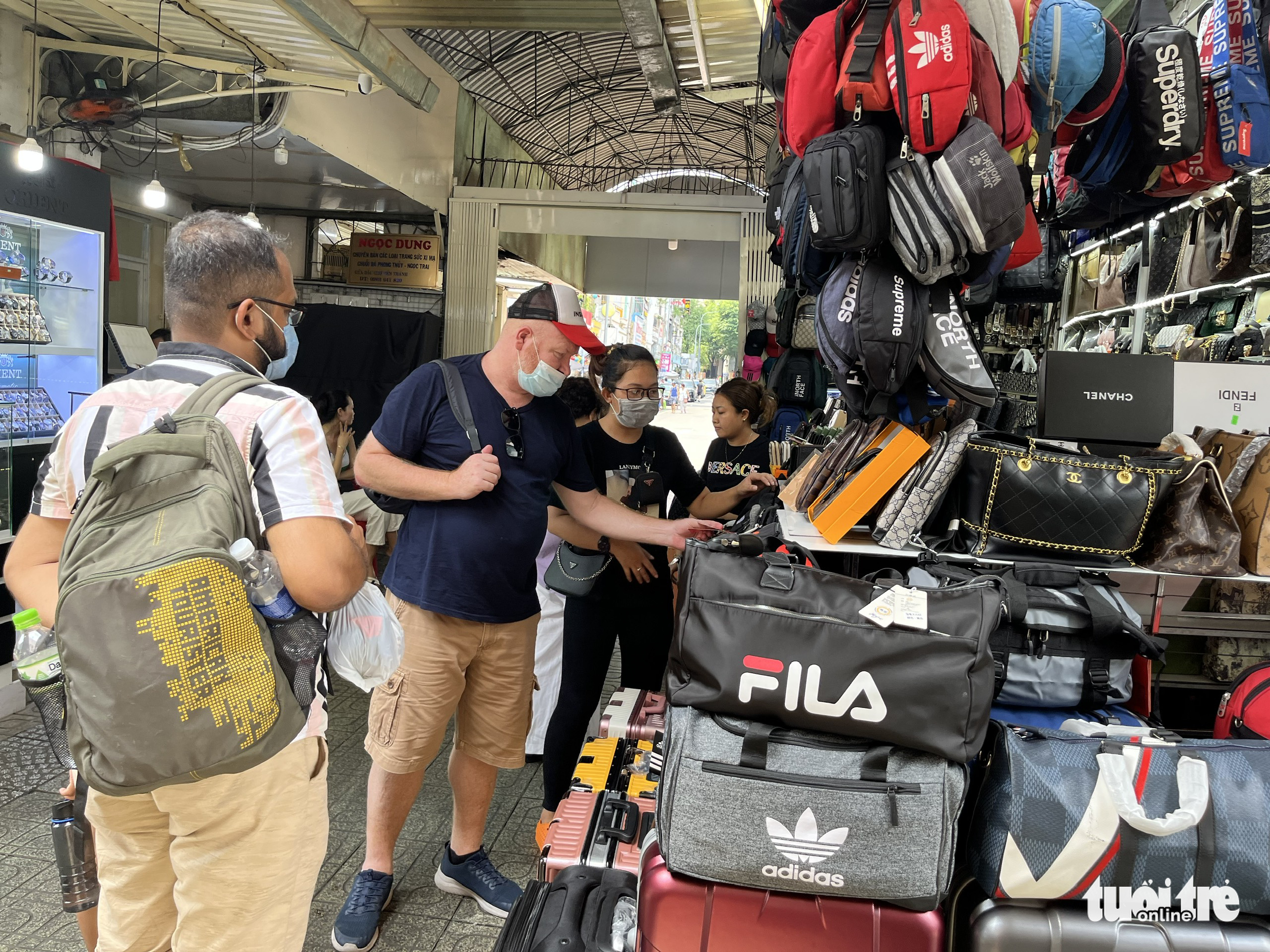 International visitors shop at Ben Thanh Market in District 1, Ho Chi Minh City, September 2, 2022. Photo: N. Binh / Tuoi Tre