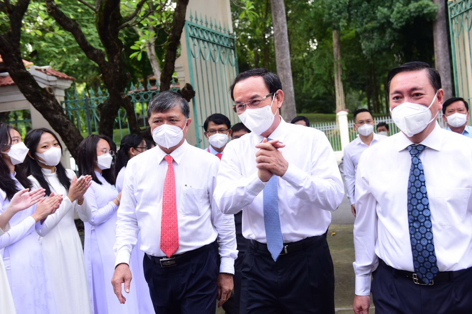Secretary of Ho Chi Minh City Party Committee Nguyen Van Nen (R, 2nd) arrives at the school opening ceremony at Le Quy Don High School in District 3, September 5, 2022. Photo: Duyen Phan / Tuoi Tre