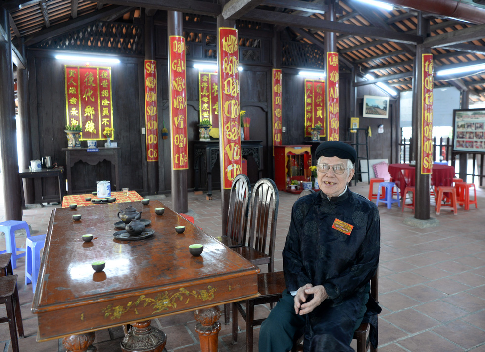 Nguyen Van Ty, head of the management board of Thong Tay Hoi Communal House, located in Ward 11, Go Vap District, Ho Chi Minh City, explain that the Thong Tay Hoi Communal House is the oldest of its kind in the former Gia Dinh Province. It was built around in 1698 - Photo: T.T.D / Tuoi Tre
