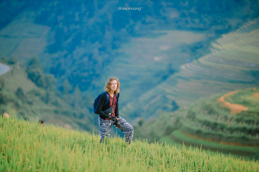A foreign traveler enjoys the peaceful and poetic beauty of Mu Cang Chai. Photo: Hoang Diep / Tuoi Tre