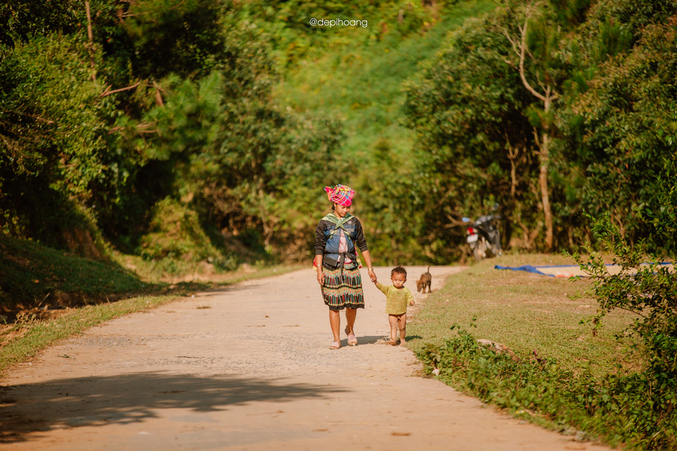 Tourists in Mu Cang Chai can catch a glimpse into the lives of local ethnic minority groups. Photo: Hoang Diep / Tuoi Tre