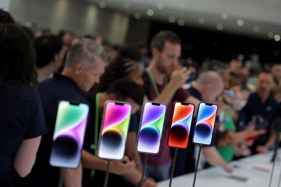 Guests look at the new iPhone 14 at an Apple event at their headquarters in Cupertino, California, U.S. September 7, 2022. Photo: Reuters