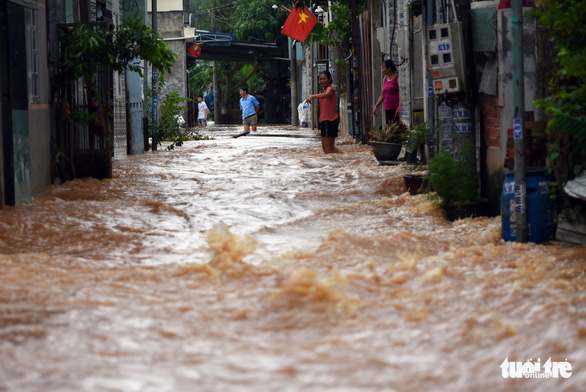 This image shows a heavy flooded area due to rising river water in Phuoc Tan Ward, Bien Hoa City, southern Dong Nai Province. Photo: A.Loc / Tuoi Tre