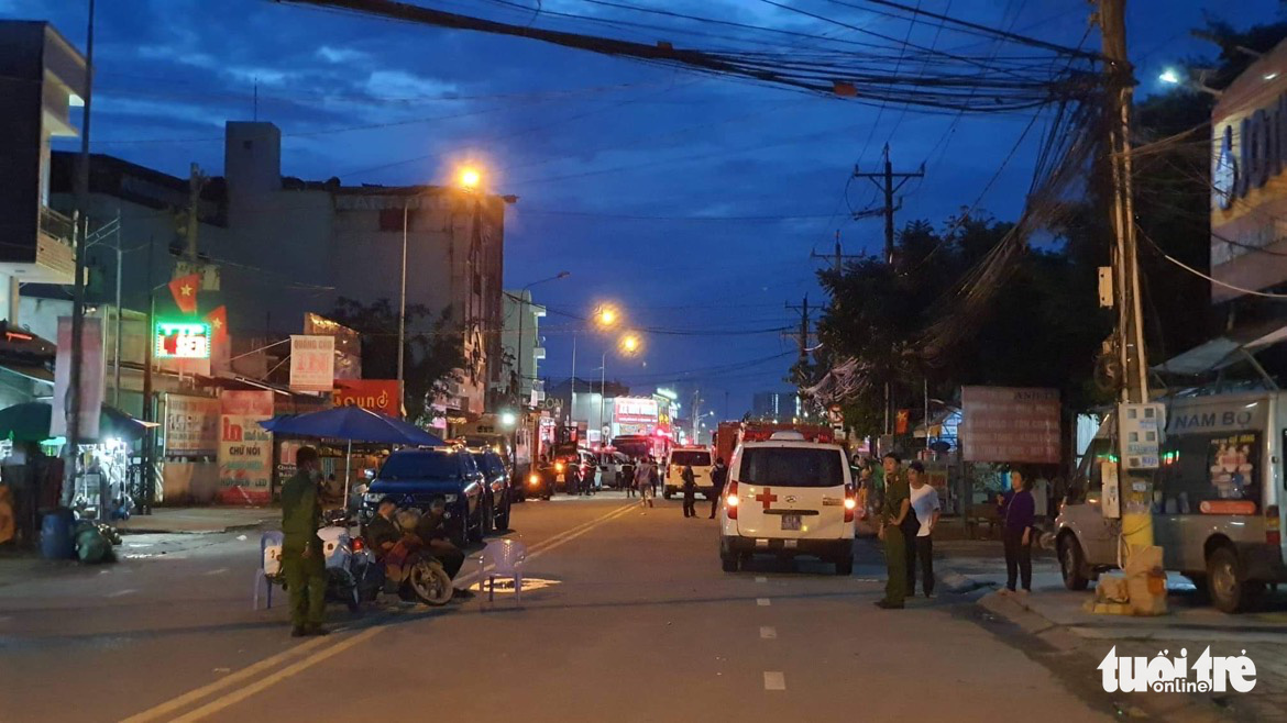 An ambulance parks in front of the karaoke parlor in Binh Duong Province, Vietnam, September 7, 2022. Photo: Minh Hoa / Tuoi Tre
