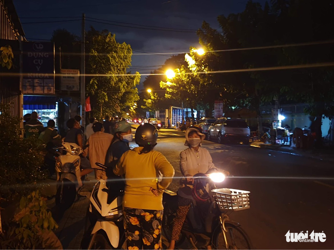 Family members of victims wait in front of the medical center of Thuan An City, Binh Duong Province, Vietnam, September 7, 2022. Photo: Minh Hoa / Tuoi Tre