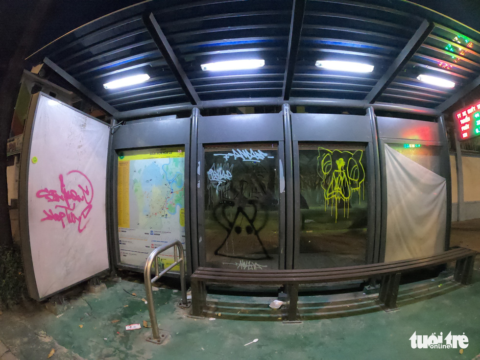 A bus stop on Nguyen Huu Canh Street in District 1 is tainted with paint. Photo: Hoang Loc / Tuoi Tre