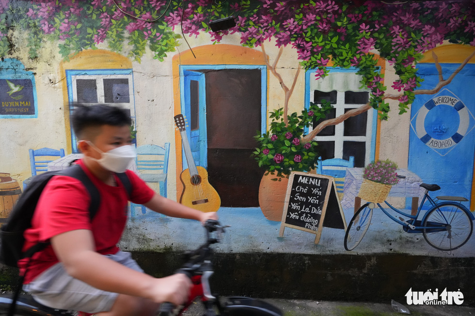 Beautiful drawings on walls should be promoted to deal with pointless graffiti. Photo: Huu Hanh / Tuoi Tre