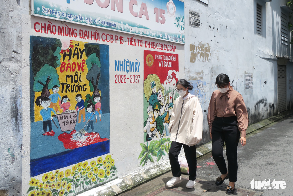 Pictures calling for environmental protection and promoting the roles of soldiers are seen on a wall in Ward 15, Phu Nhuan District. Photo: T.T.D. / Tuoi Tre