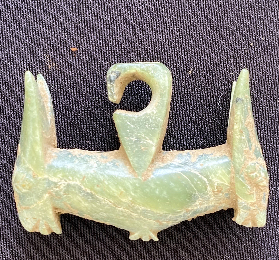 A piece of stone earring shaped like two animals’ heads. Photo: L.Dien / Tuoi Tre