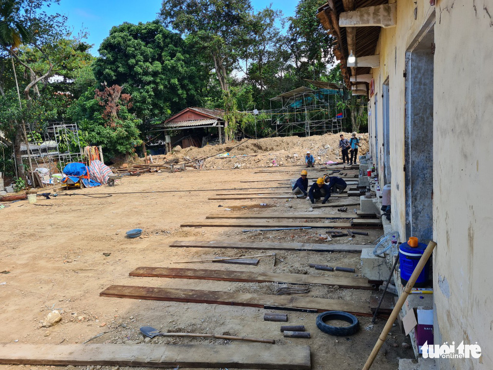 Wooden bars are put under the main hall. Photo: Nhat Linh / Tuoi Tre