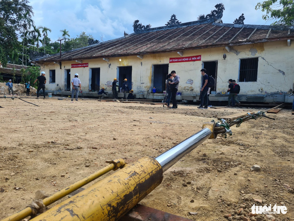 A hydraulic winch which is used to pull the main hall. Photo: Nhat Linh / Tuoi Tre